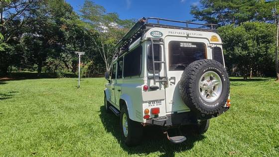 LAND ROVER DEFENDER 2.5 COUNTY SW 110 4X4 TURBO DIESEL 4P MANUAL